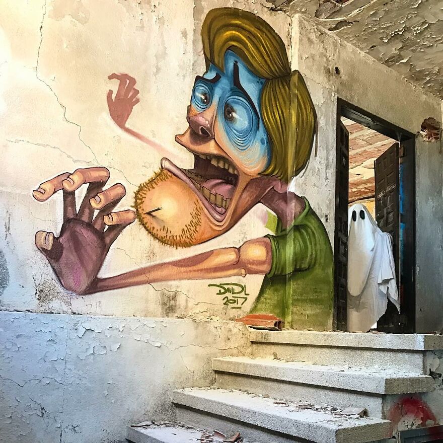 Bigpicture ru 63318945bde63 barcelona artist creates graffiti of creepy popular characters interacting with abandoned places 632c31bab49c5 880