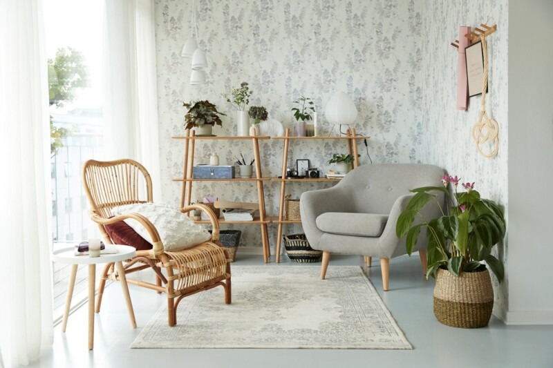 Человек забирает лишнюю чашку со стола, выходя из комнаты, незаметная уборка