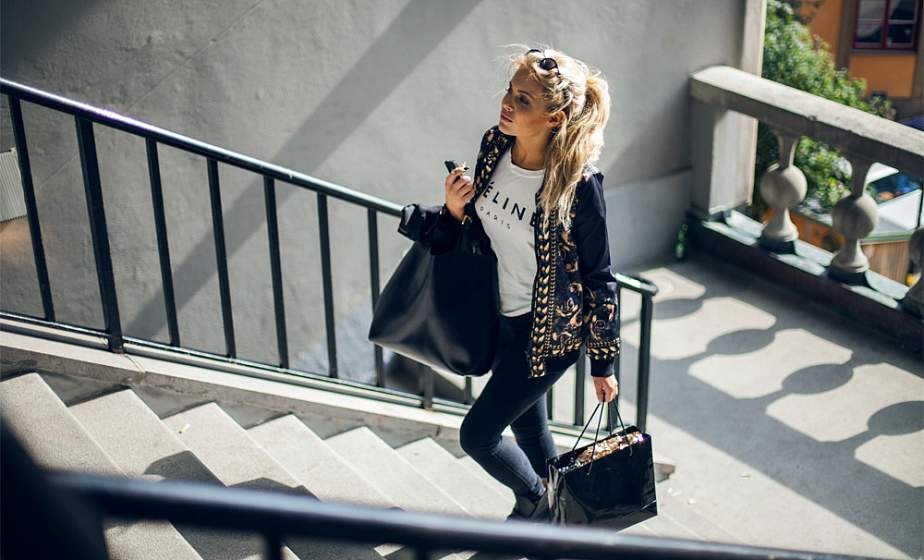 Девушка поднимается по лестнице с сумками, вместо лифта