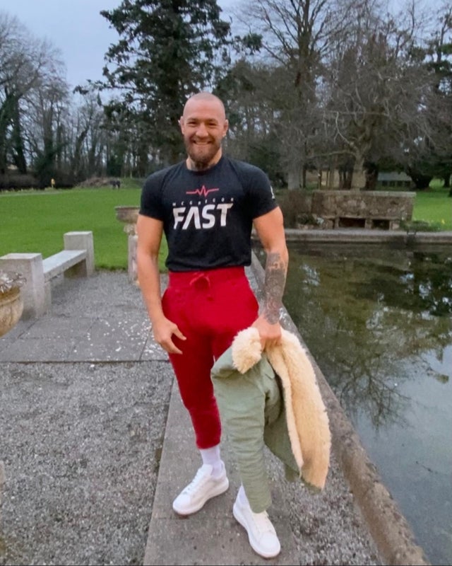 Человек стоит так что его нога сливается с полом оптическая иллюзия