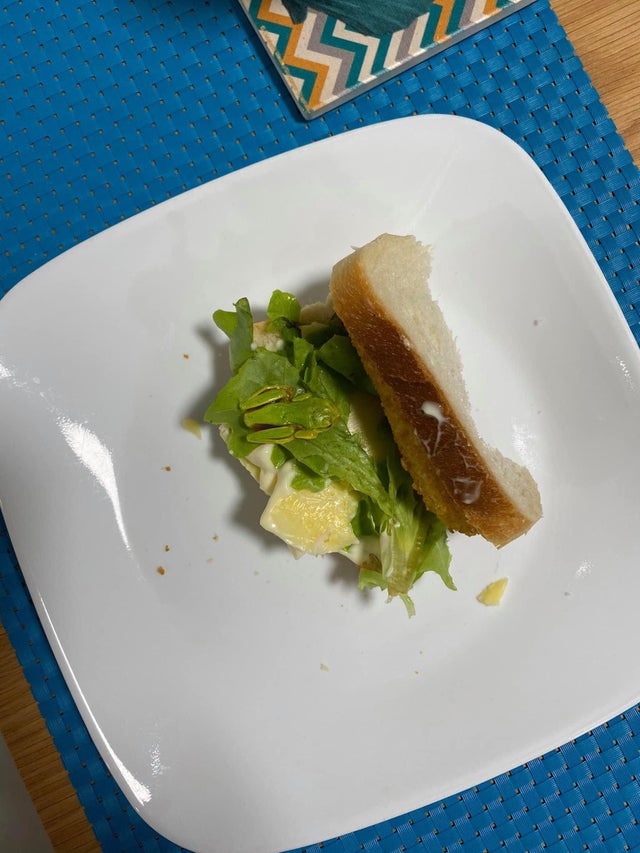 Маленький лягушонок прячется в зелени сэндвича камуфляж