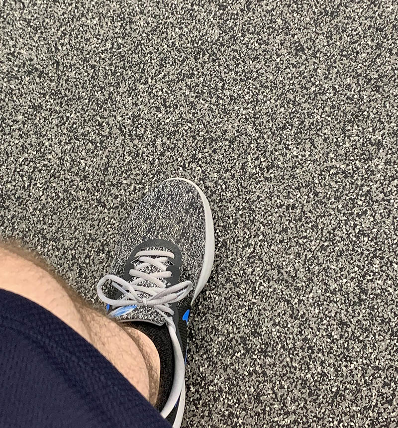 Кроссовки с узором совпадают с рисунком напольного покрытия маскировка