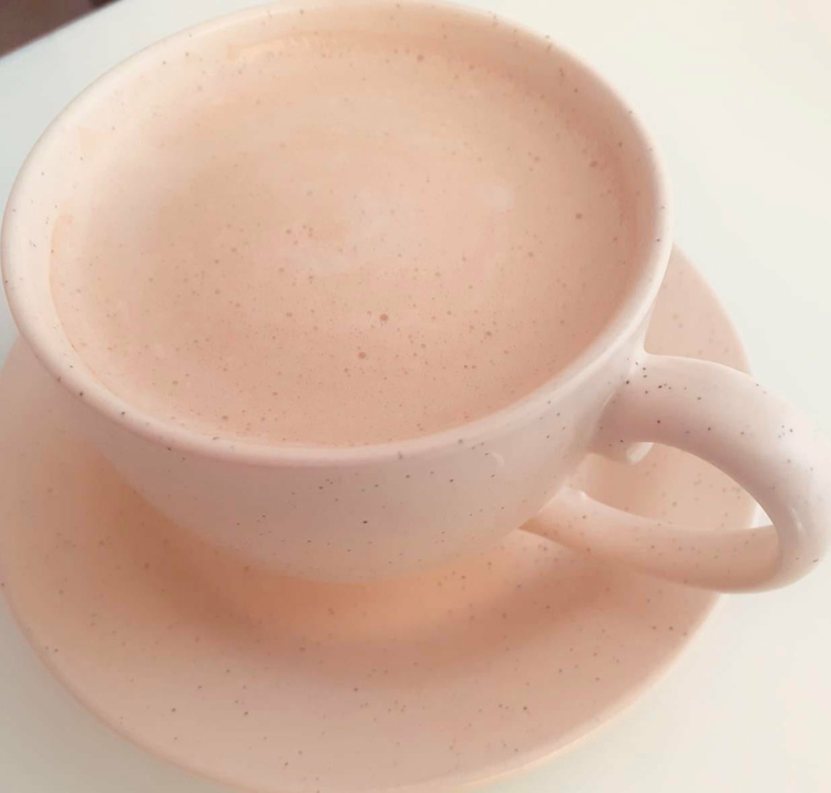 Напиток в чашке идеально совпадает по цвету с узором на кружке