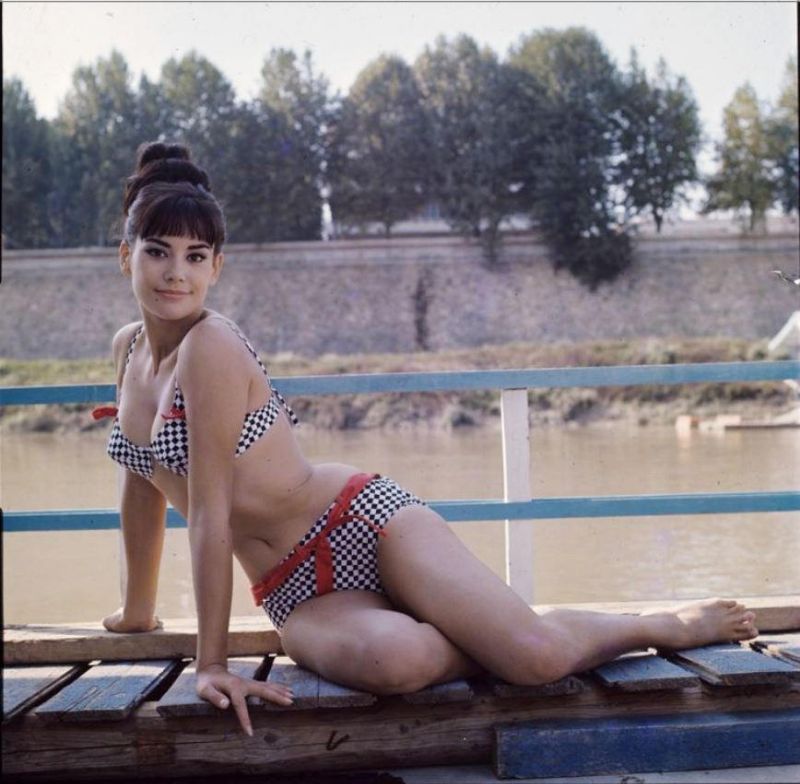 Фото в купальнике Клодин Оже (Claudine Auger) модель и актриса 60-е