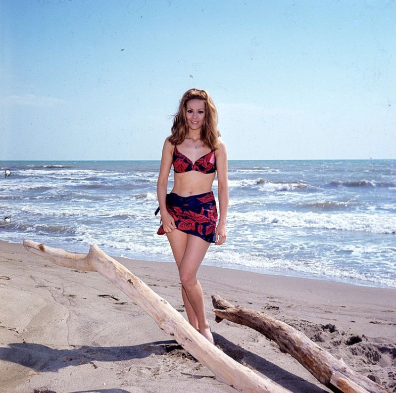 Фото в купальнике Клодин Оже (Claudine Auger) модель и актриса 60-е