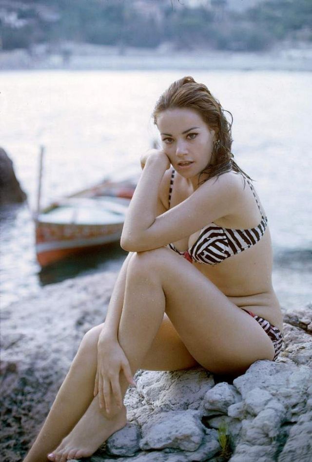 Фото в бикини Клодин Оже (Claudine Auger) модель и актриса 60-е