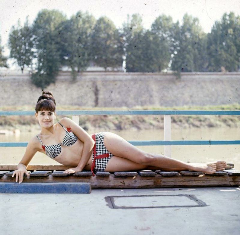 Фото в бикини Клодин Оже (Claudine Auger) модель и актриса 60-е