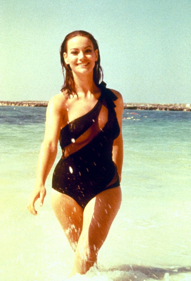 Фото в купальнике Клодин Оже (Claudine Auger) модель и актриса 60-е