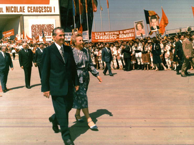 Николае Чаушеску и Елена Чаушеску во время демонстрации в Румынии