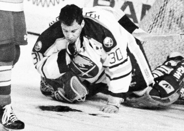 Перерезанное горло и выстрел в голову: история неубиваемого хоккеиста Маларчука