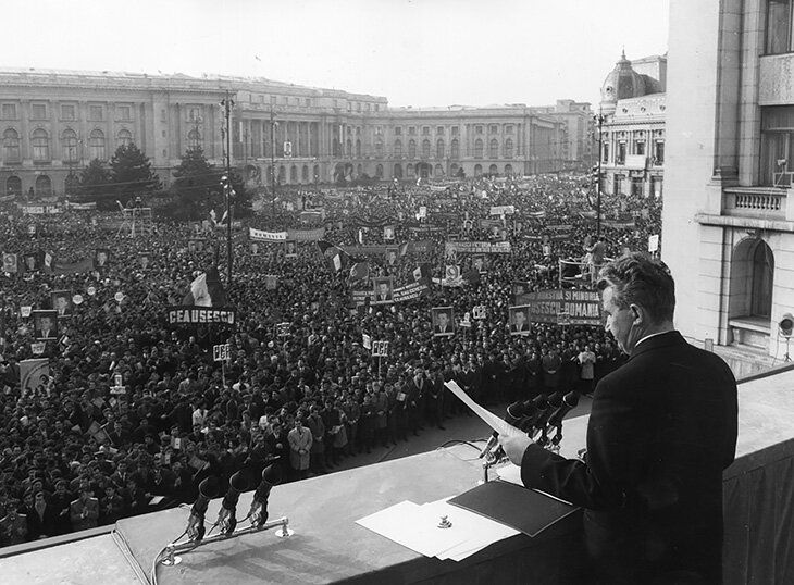 Николае Чаушеску выступает на балконе перед толпой