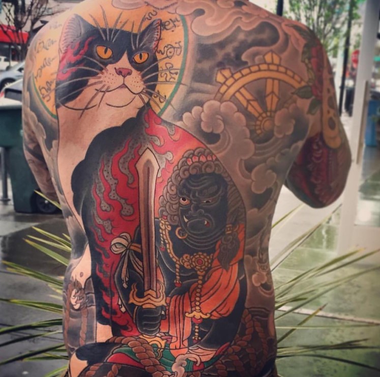 Bigpicture ru великолепные тату в виде татуированных кошек от японского художника 06