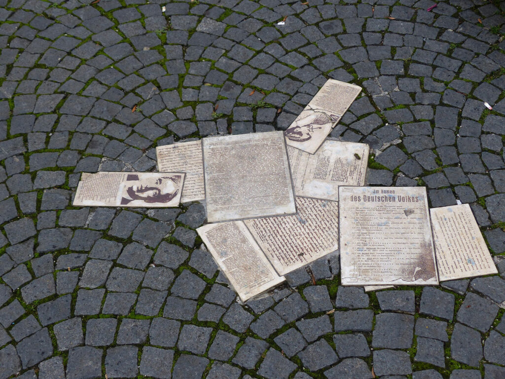 Bigpicture.ru Мемориал в виде листовок на мостовой у входа в Мюнхенский университет