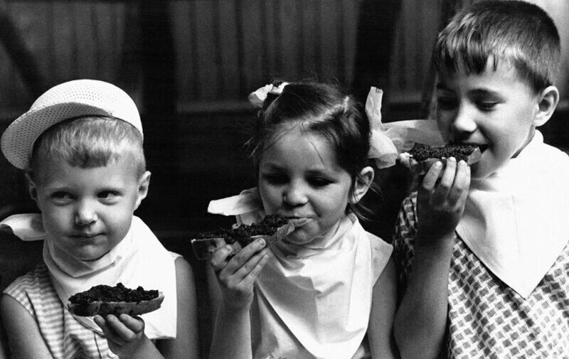 Bigpicture.ru 22 архивных фотографии, которые возможно вас удивяттрое детей наслаждаются бутербродами с черной икрой в детском саду. июль. москва,1965.