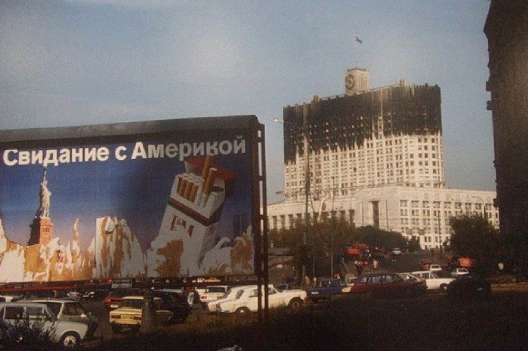 Bigpicture.ru 22 архивных фотографии, которые возможно вас удивятРекламный щит на фоне Белого дома из 1993 года, Москва