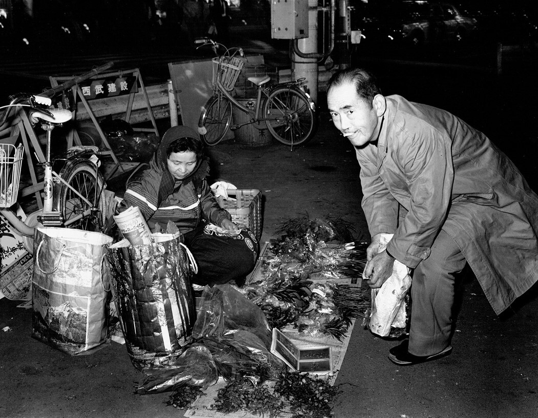 Уличные торговцы бездомные сортируют мусор ночь Токио документальная съемка