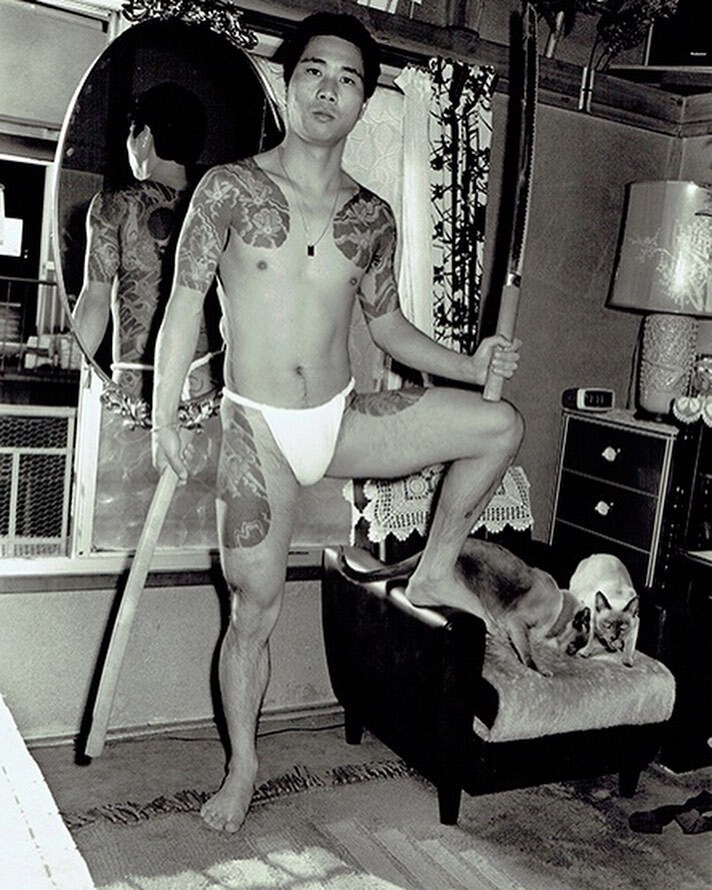 Мужчина якудза с мечом и татуировками в интерьере 1970-х Flash Up