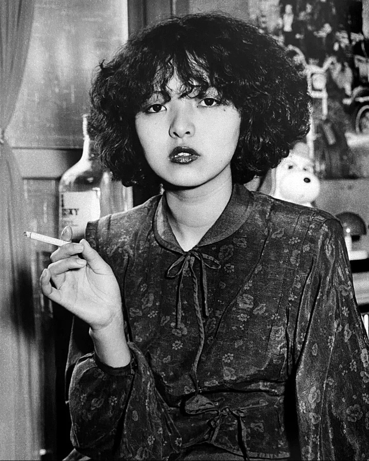 Девушка с сигаретой в интерьере ночного клуба бара 1970-е Курата