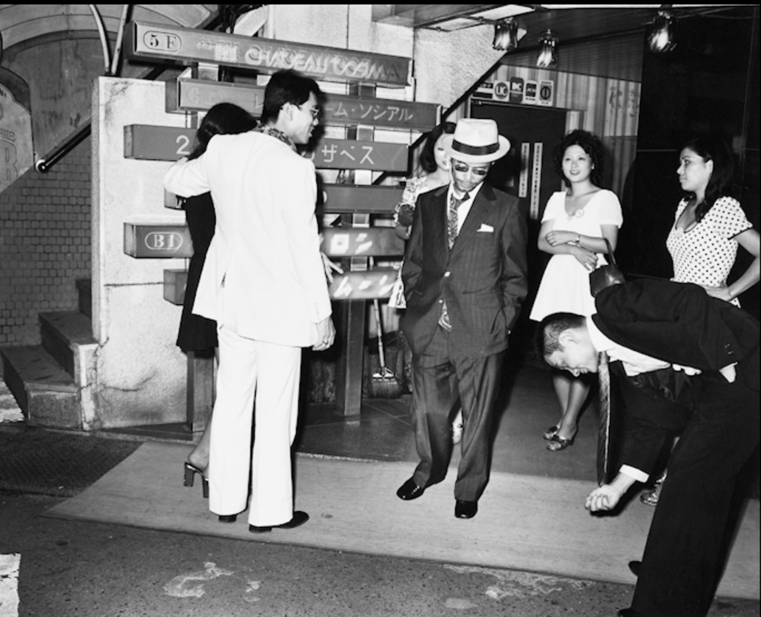 Сцена ночной жизни мужчины и женщины у заведения Токио Flash Up