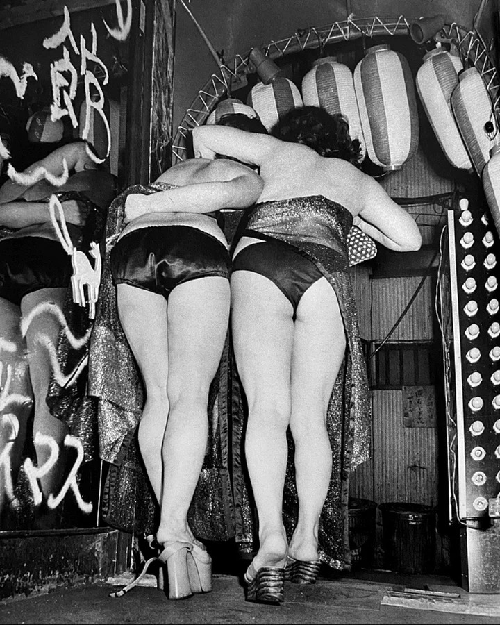 Танцовщицы в блестящих нарядах задрали юбки спиной к камере 1970-е