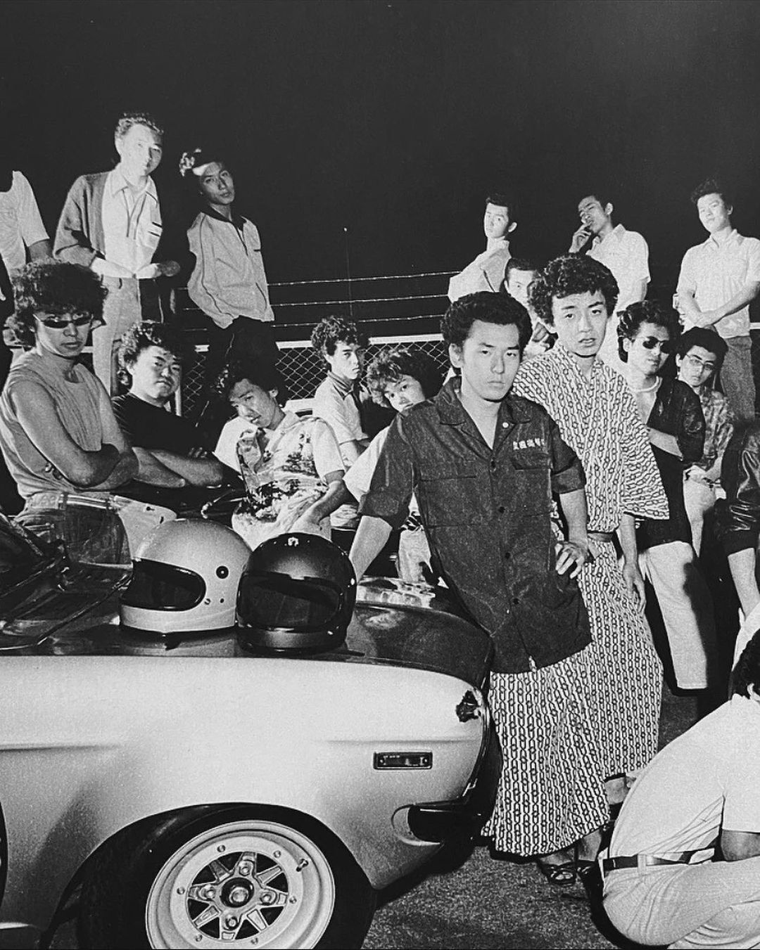 Члены мотобанды вокруг автомобиля ночь Токио документальная съемка