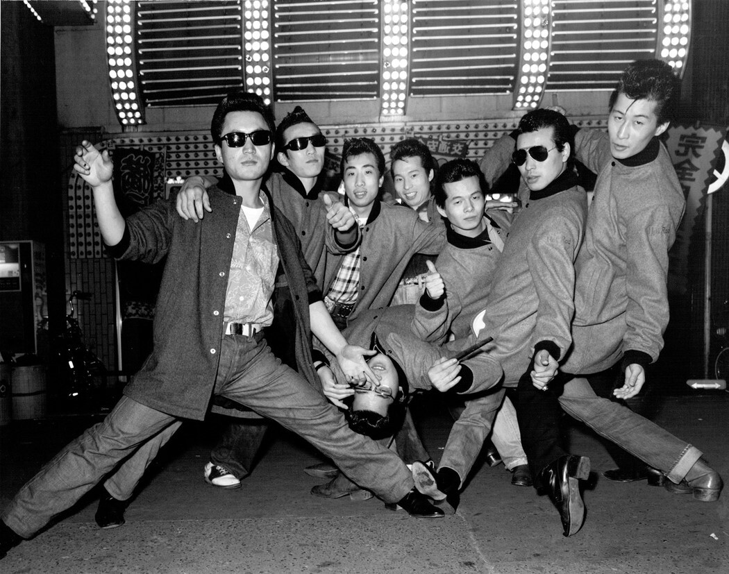 Групповой портрет банды босодзоку в куртках угрожающая поза 1970-е