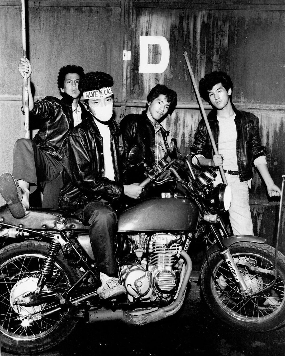 Члены босодзоку на мотоциклах с оружием уличная фотография Flash Up