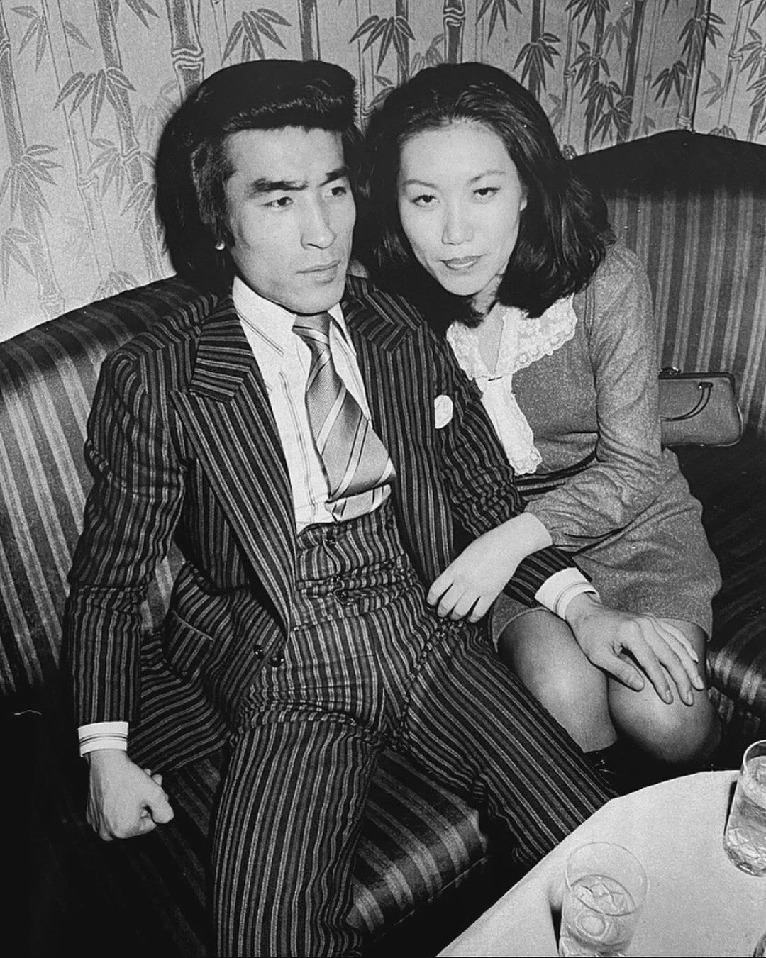 Пара в стильных костюмах ночной клуб Токио 1970-е Flash Up Курата