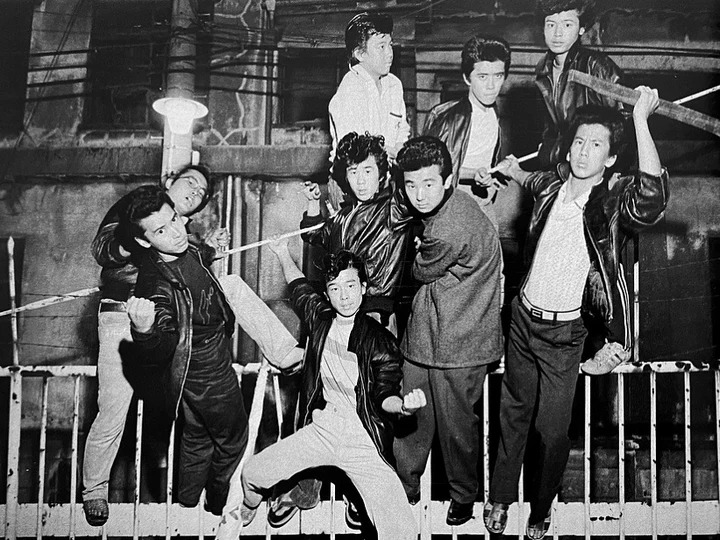 Молодые люди босодзоку с оружием позируют агрессивно Flash Up Курата