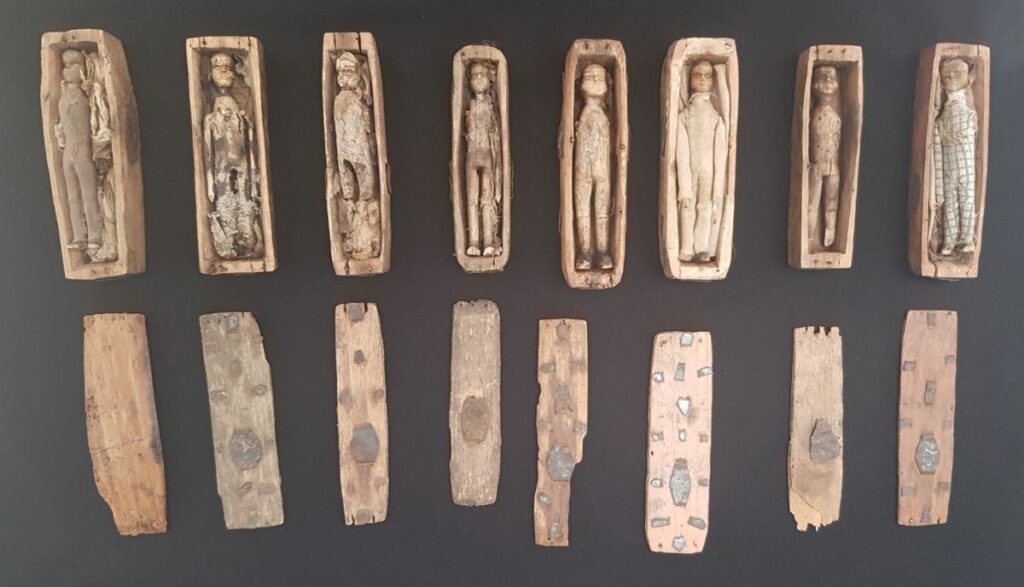 Тайна 17 деревянных мертвецов, которую не могут разгадать почти два столетия