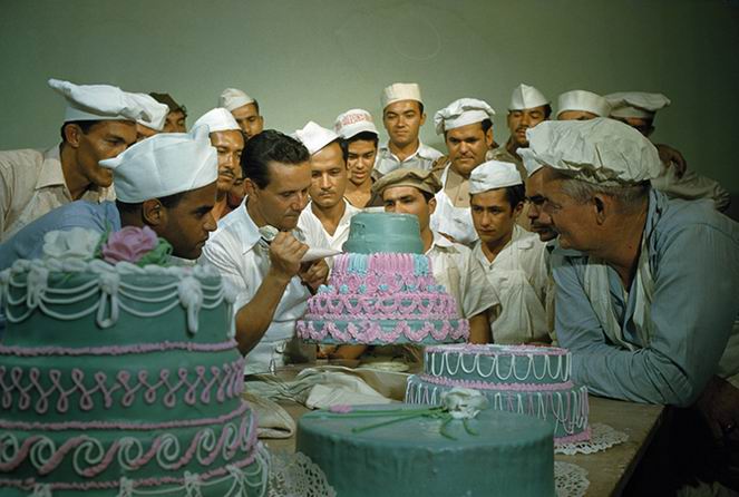 Former soldiers study cake decorating at a vocational school.