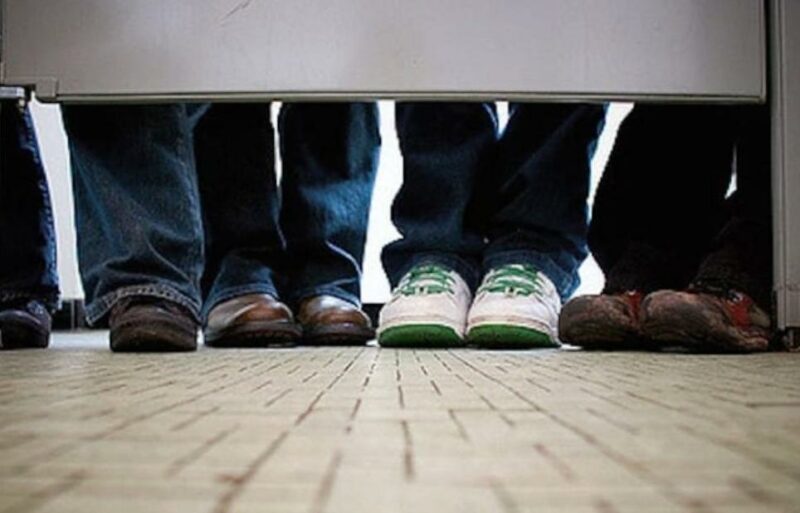 Почему под дверью кабины общественного туалета оставляют большой зазор ...