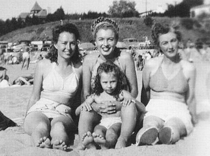 Bigpicture.ru Слева Бернис, в центре Норма с племянницей Моной, справа мать девушек Глэдис