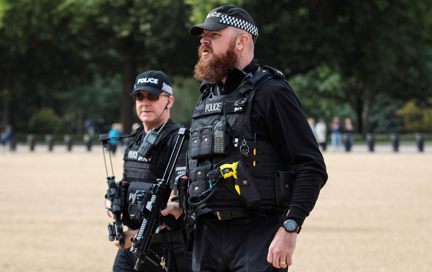 Почему полицейские в Великобритании не носят оружие 