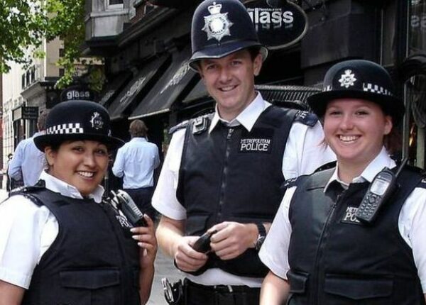Почему полицейские в Великобритании не носят оружие