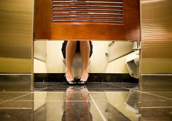 Почему под дверью кабины общественного туалета оставляют большой зазор
