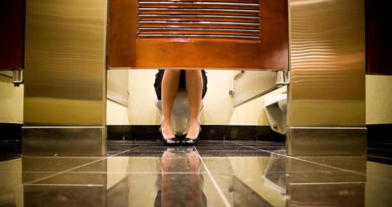 Bigpicture.ru Почему двери в общественных туалетах не доходят до пола