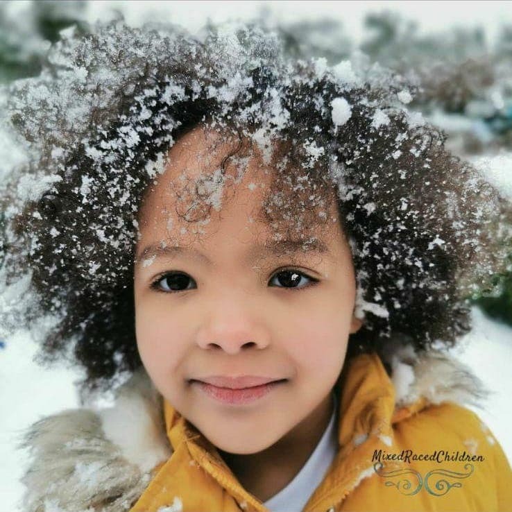 Девочка нигерия и шотландия рыжие волосы темная кожа