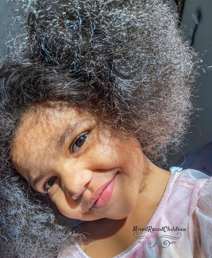 Девочка американка и русская смешанные черты