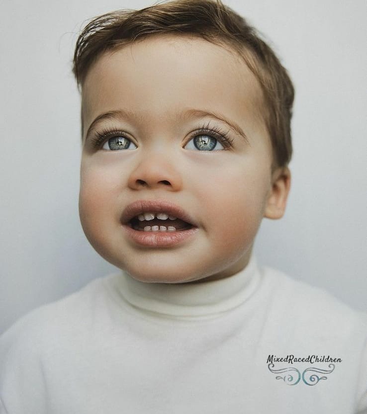 Девочка Эльза ямайка и нидерланды пышные волосы