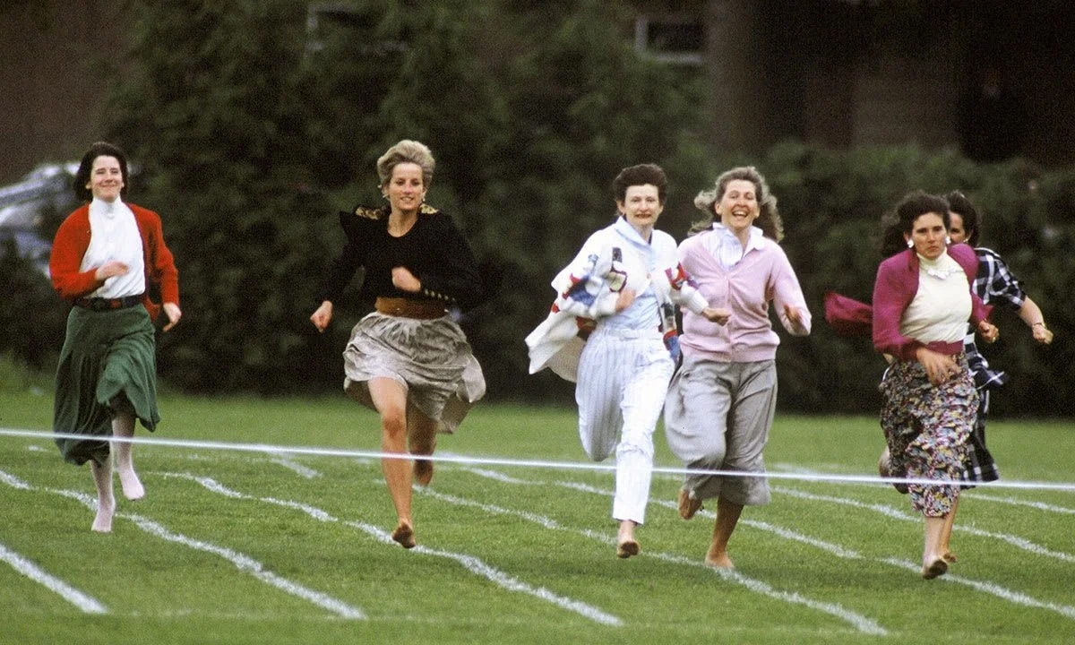 Bigpicture.ru текстdiana breaks royal protocol for son harry Принцесса Диана в 1991 году участвует в школьной гонке матерей