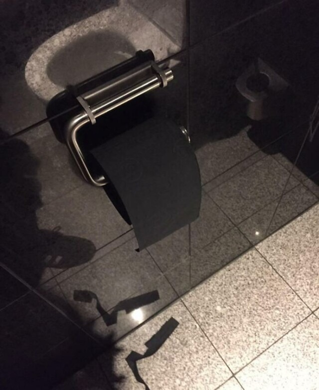 Bigpicture.ru Черная туалетная бумага в общественном туалете отеля