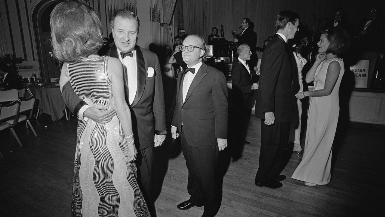 Гости Black and White Ball Трумена Капоте маски бальный зал Plaza 1966