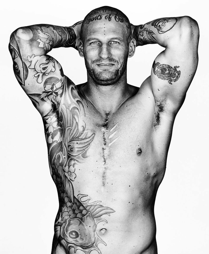 Мужчина со шрамами на лице и груди, татуировками &mdash; поясной портрет из серии Scars, Брок Элбанк