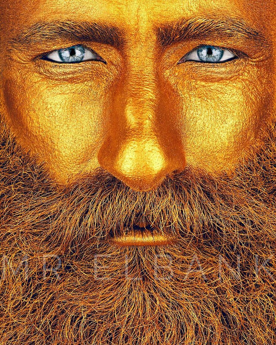 Бородатый мужчина с золотой краской на коже и подведёнными глазами &mdash; цветной портрет Брока Элбанка