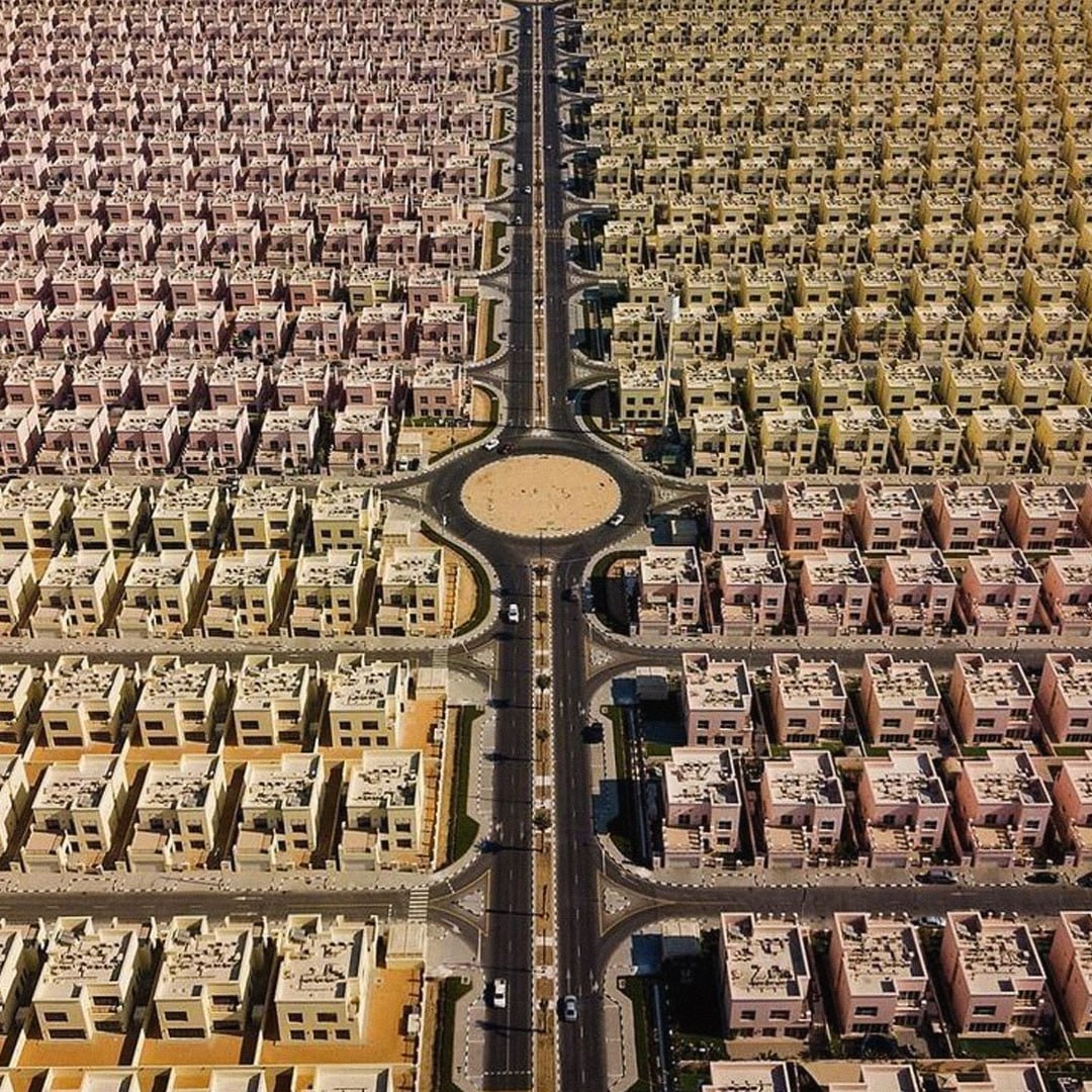 Аэросъёмка района Nad Al Sheba 3 в Дубае &mdash; 1 572 одинаковые виллы средиземноморского стиля выстроены идеальными рядами, снимок принимали за фотошоп