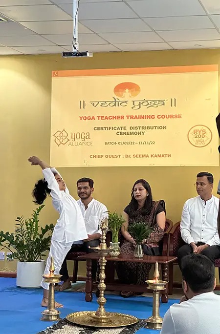 Bigpicture.ru 7-летняя индианка стала самым юным в мире инструктором по йогеgupta yoga ceremony tcm2