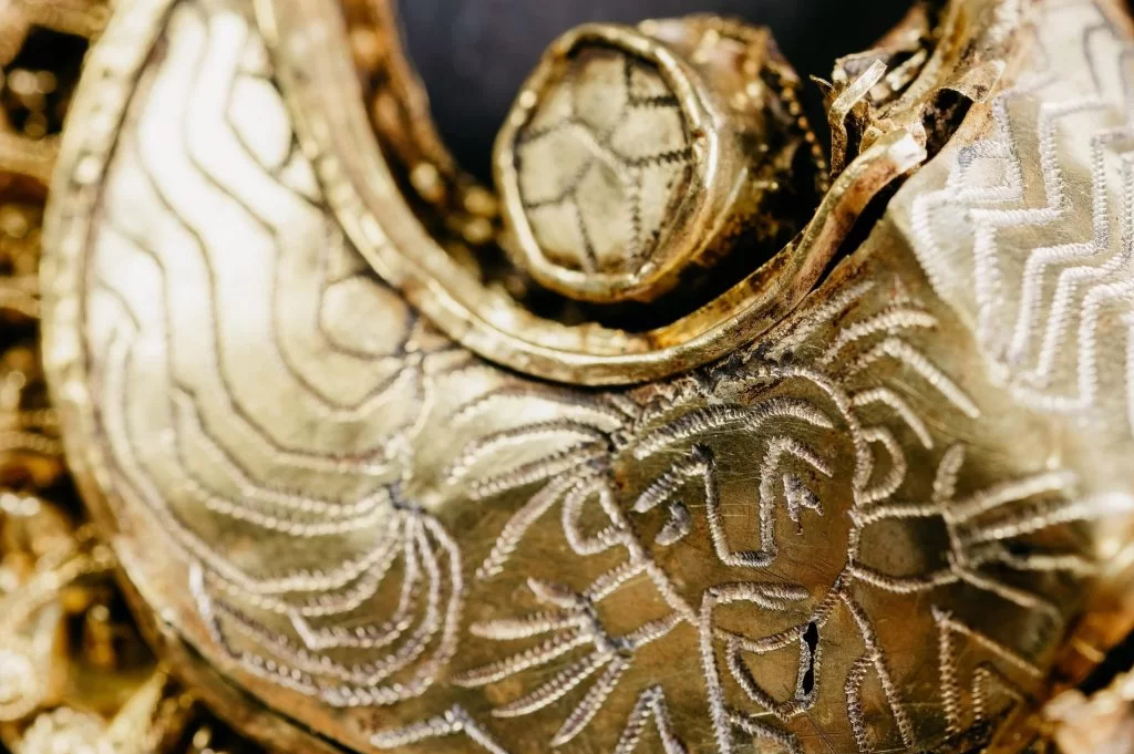 Bigpicture.ru Самый богатый средневековый клад обнаруженный в Голландииinvictus on gold earring min scaled e1678650005779.jpeg