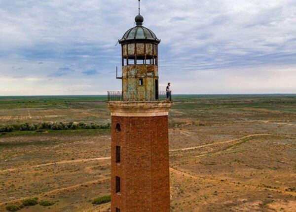 Чудо в степи: как в 30 км от моря под Астраханью появился маяк