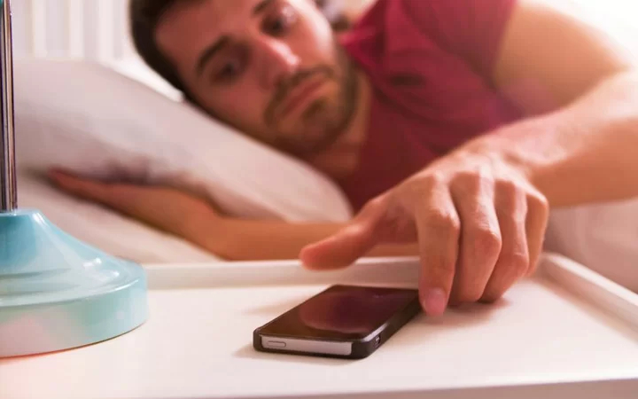 Почему вредно залипать в телефон после пробуждения и как побороть эту привычку